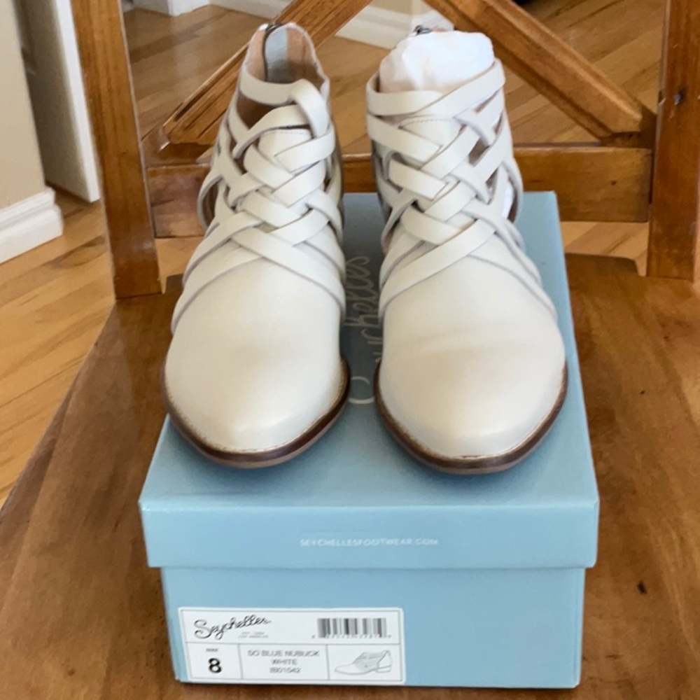 Seychelles So Blue Nubck white ankle boots, brand new, never worn